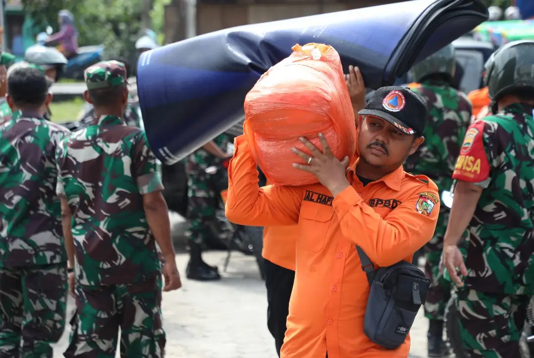Bantuan sembako menjadi salah satu jenis bantuan yang juga diberikan oleh BNPB kepada warga terdampak banjir di Pekanbaru, Riau guna memenuhi kebutuhan mereka sehari-hari. Pendistribusian ini juga dibantu oleh BPBD setempat mulai Kamis (17/1).